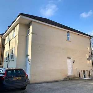 Spacious 2 Bed With Off Street Parking Bath