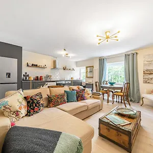 Charming Two Bedroom Maisonette Bath