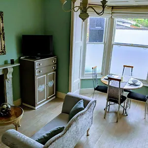 Beautiful One Bedroom Ground Floor With Parking Apartment Exeter